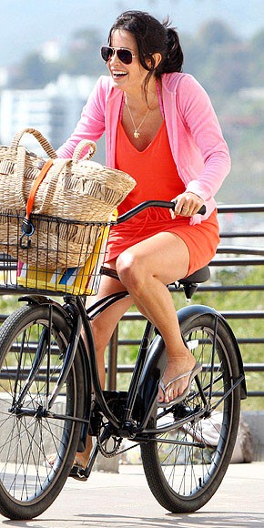 Chiếc váy đáng yêu màu đỏ cùng áo khoác hồng là cách phối màu mà Courteney Cox lựa chọn cho chuyến đạp xe vòng quanh Los Angeles của mình.